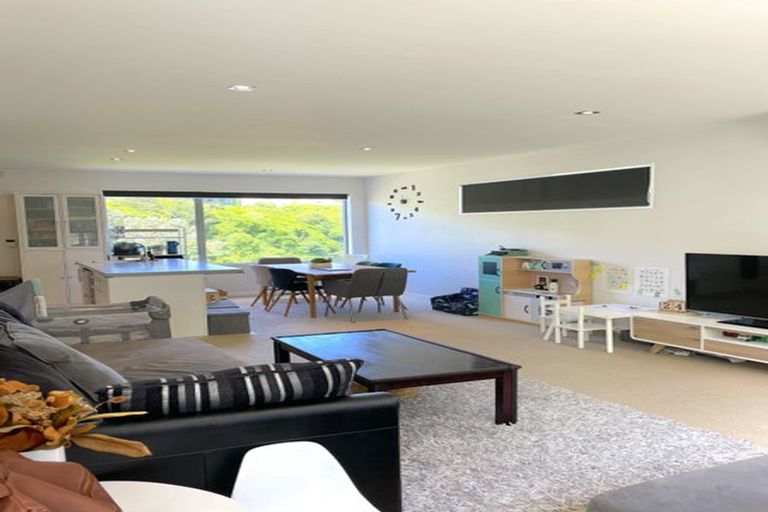 Photo of property in 33 Tiketike Way, Brooklyn, Wellington, 6021