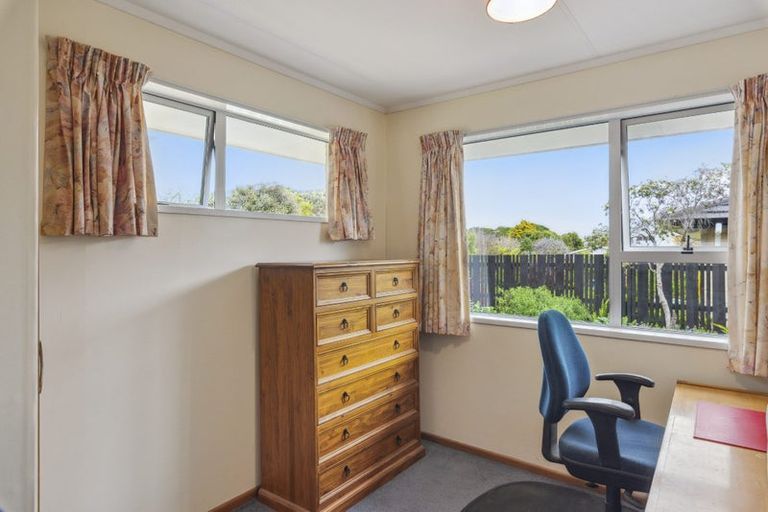 Photo of property in 18a Rewarewa Crescent, Waikanae, 5036