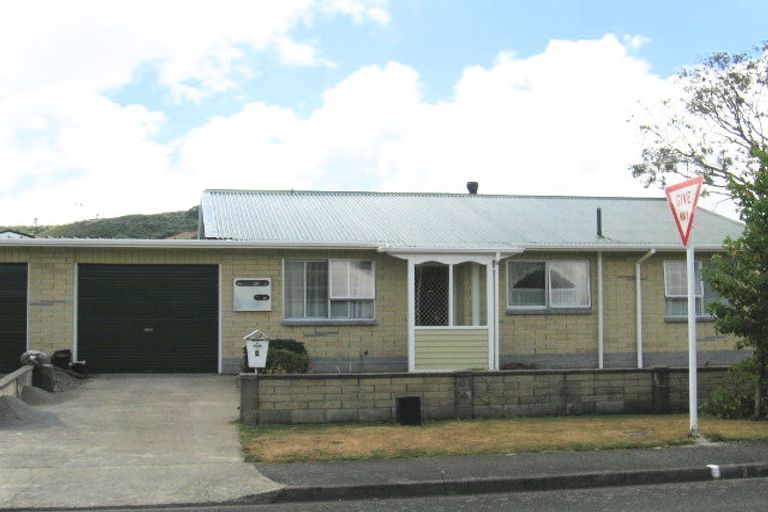 Photo of property in 2 Roband Crescent, Brown Owl, Upper Hutt, 5018