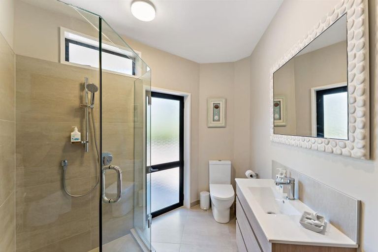 Photo of property in 2/33 Milford Road, Milford, Auckland, 0620