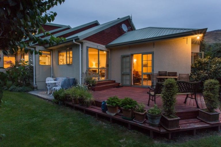 Photo of property in 6 Heuchan Lane, Wanaka, 9305