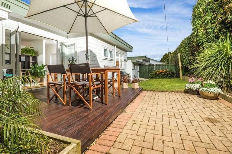 Photo of property in 2/25 Heathcote Road, Castor Bay, Auckland, 0620