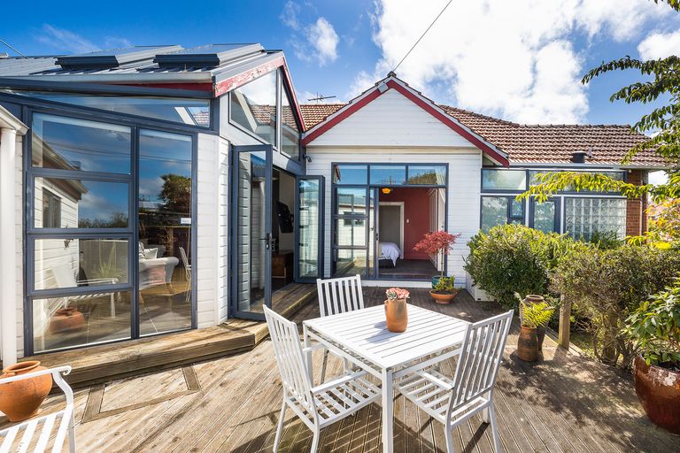 Photo of property in 85 Hargest Crescent, Saint Clair, Dunedin, 9012