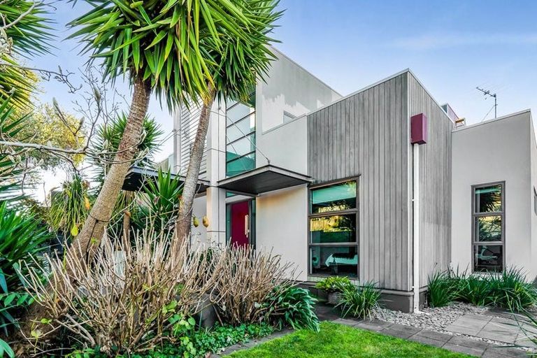 Photo of property in 208 Powderham Street, New Plymouth, 4310