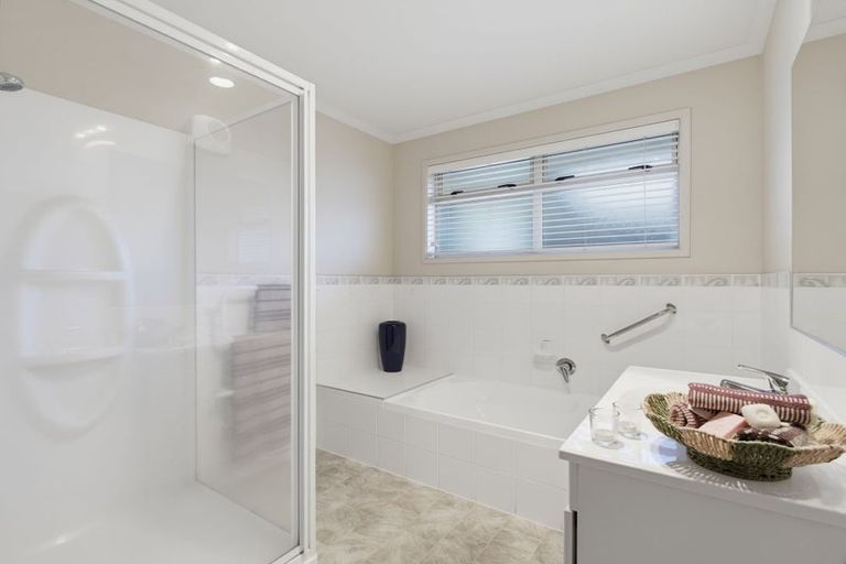 Photo of property in 8 Montrose Place, Pyes Pa, Tauranga, 3112