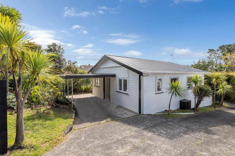 Photo of property in 5 Lyons Avenue, Murrays Bay, Auckland, 0630