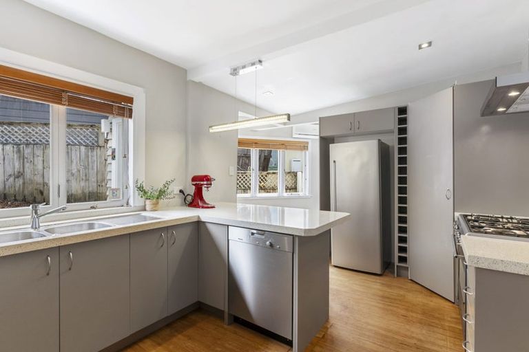 Photo of property in 47 Lyons Avenue, Murrays Bay, Auckland, 0630