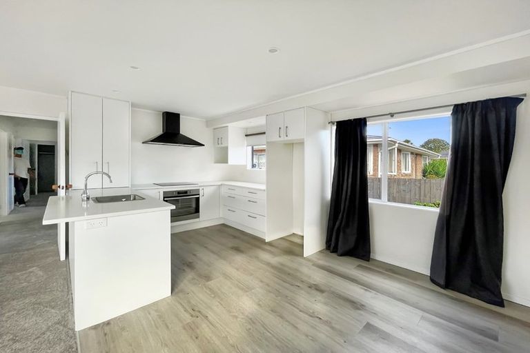 Photo of property in 12 Brookfield Road, Te Atatu Peninsula, Auckland, 0610