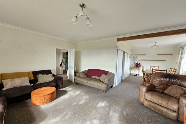 Photo of property in 42 Churton Drive, Churton Park, Wellington, 6037