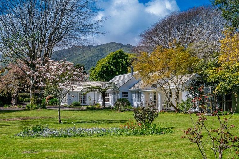 Photo of property in 11 Karaka Grove, Waikanae, 5036