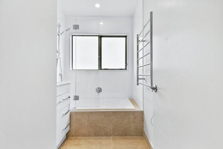 Photo of property in 1/1032 East Coast Road, Fairview Heights, Auckland, 0630