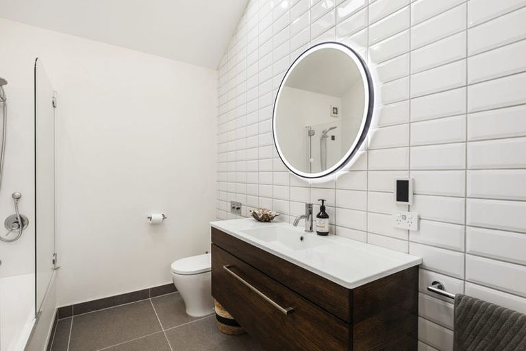 Photo of property in 18 Apu Crescent, Lyall Bay, Wellington, 6022