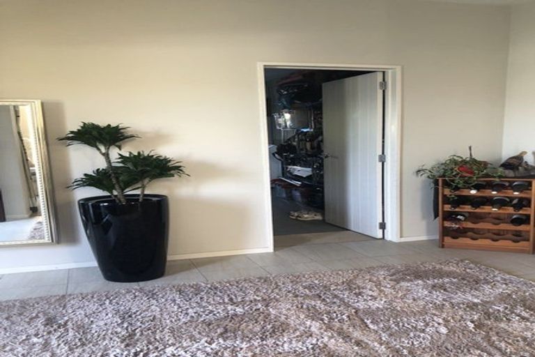 Photo of property in 18 Catlins Place, Fairview Heights, Auckland, 0632