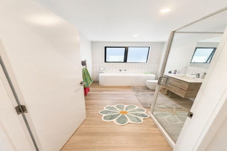 Photo of property in 2 Shelduck Road, Jacks Point, 9371