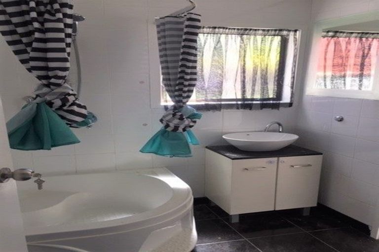 Photo of property in 14 Atlantis Place, Totara Vale, Auckland, 0629