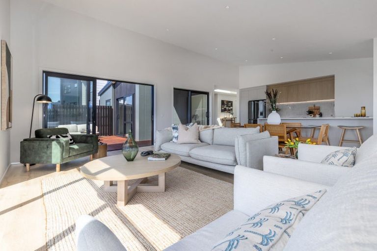 Photo of property in 6 Okupe Grove, Aotea, Porirua, 5024