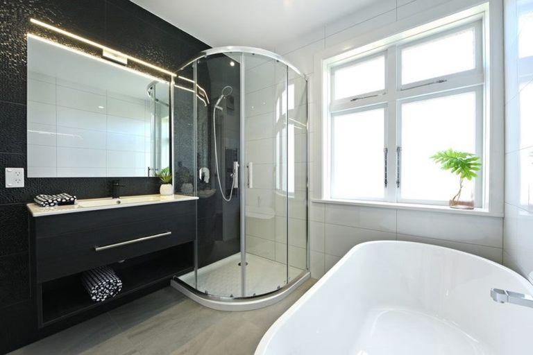 Photo of property in 10f1- Victoria Street, Ebdentown, Upper Hutt, 5018