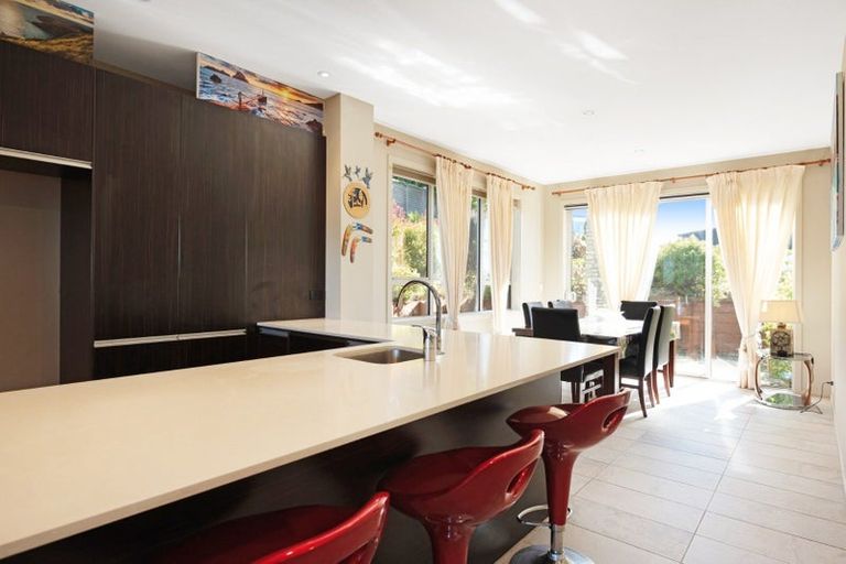 Photo of property in 52 Tamworth Crescent, Newlands, Wellington, 6037