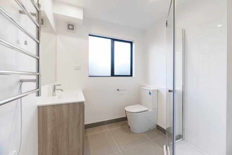 Photo of property in 5/60 Triangle Road, Massey, Auckland, 0614