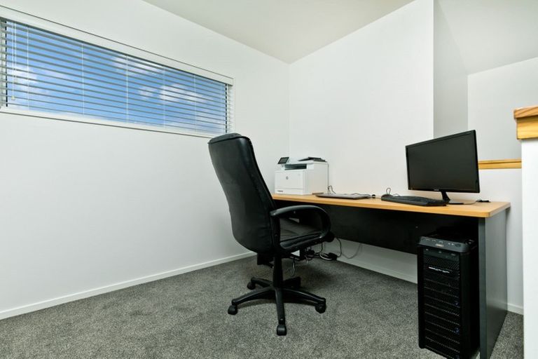 Photo of property in 28 Shah Place, Glen Eden, Auckland, 0602