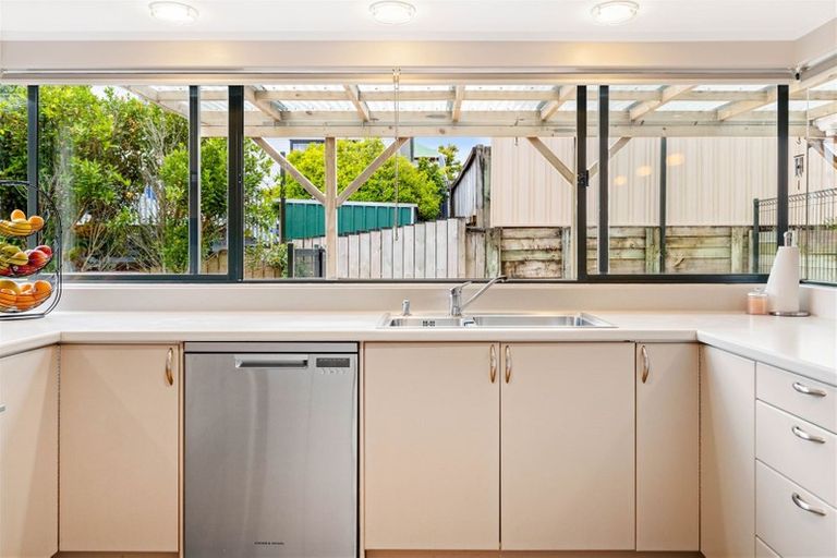 Photo of property in 11 Darcy Place, Massey, Auckland, 0614