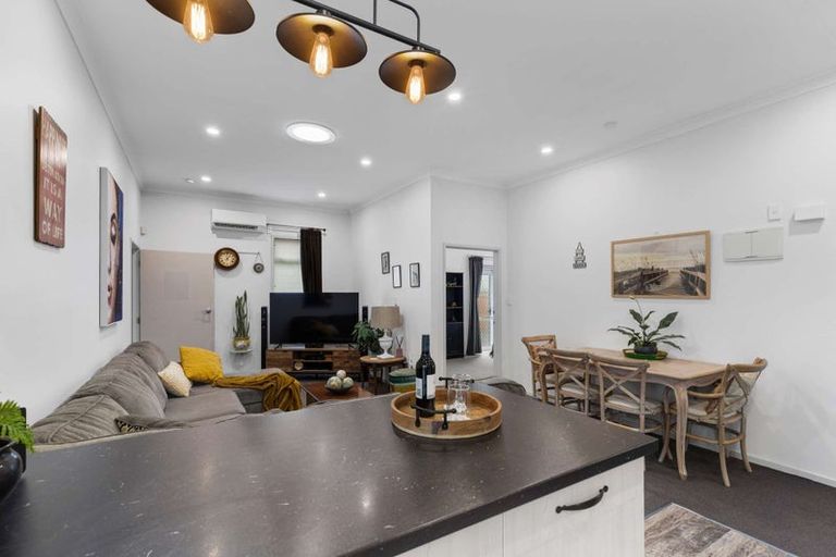 Photo of property in 373 Broadway, Stratford, 4332