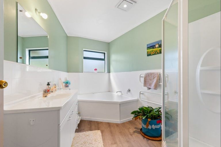 Photo of property in 9 Tui Glen Drive, Levin, 5571