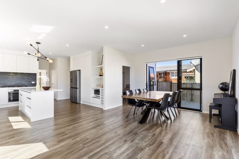 Photo of property in 32a Tupaki Place, Pakuranga Heights, Auckland, 2010