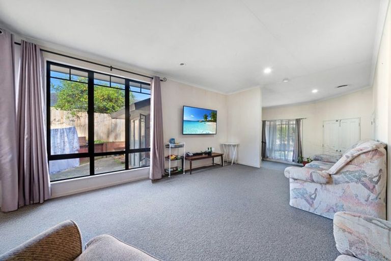 Photo of property in 13 De Havilland Drive, Goodwood Heights, Auckland, 2105