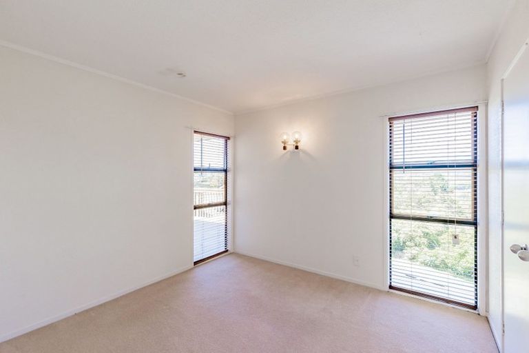 Photo of property in 5 Noeleen Street, Glenfield, Auckland, 0629