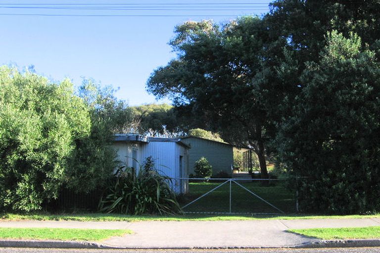 Photo of property in 20 Rangihiroa Street, Waikanae Beach, Waikanae, 5036