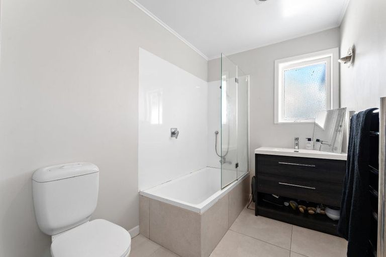 Photo of property in 18 Murray Road, Te Atatu Peninsula, Auckland, 0610