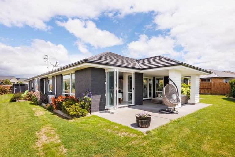 Photo of property in 132 Johnstone Drive, Fitzherbert, Palmerston North, 4410