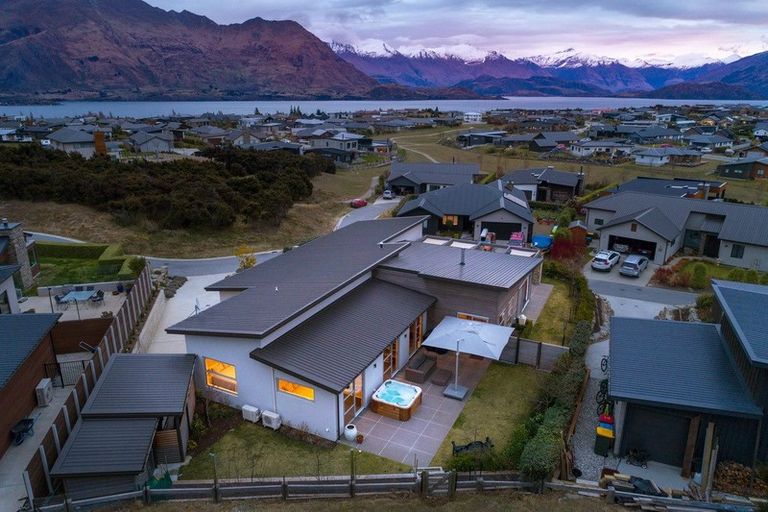 Photo of property in 16 Edgewood Place, Wanaka, 9305