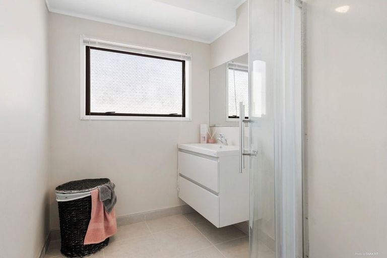 Photo of property in 2/49 Target Road, Totara Vale, Auckland, 0629