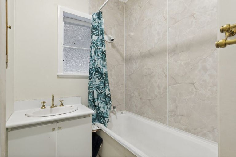 Photo of property in 49 Albemarle Road, Northland, Wellington, 6012