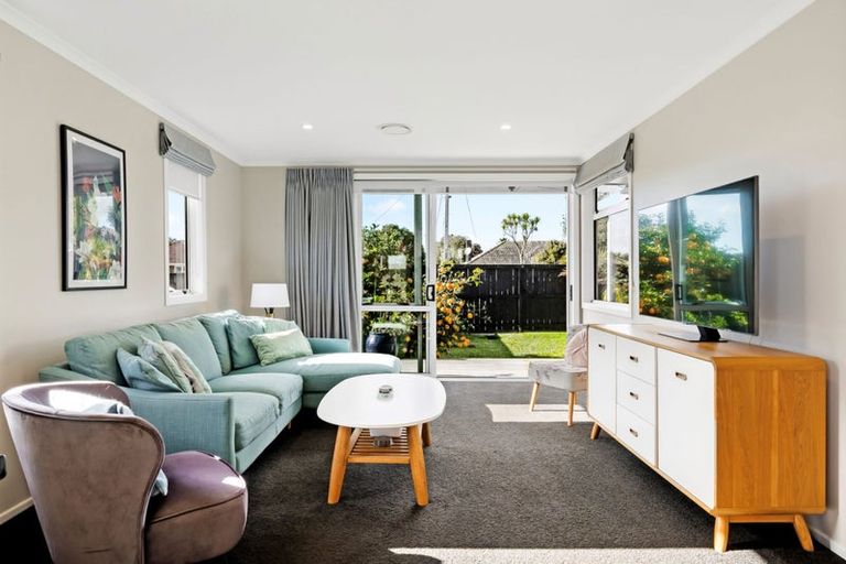 Photo of property in 4 Rixon Place, Te Atatu Peninsula, Auckland, 0610