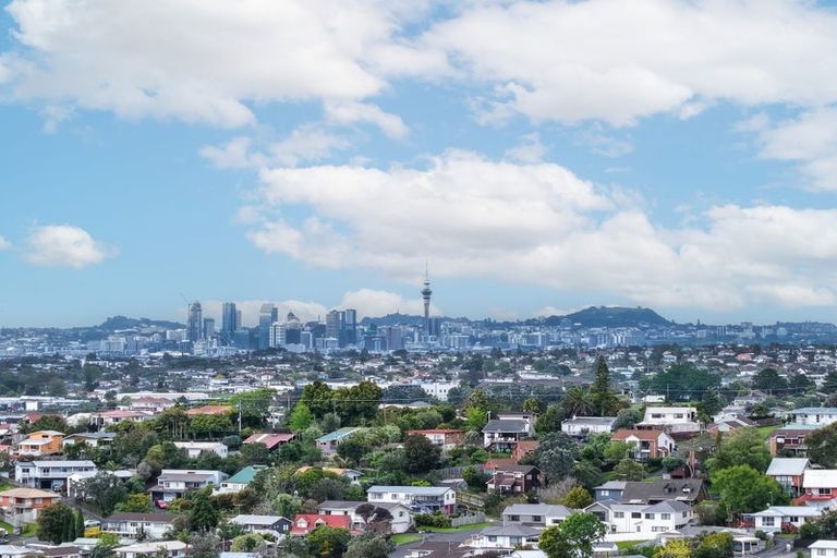 Photo of property in 1a Highgrove Lane, Totara Vale, Auckland, 0632