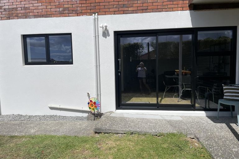 Photo of property in 2/12 Beechwood Road, Rothesay Bay, Auckland, 0630