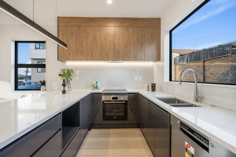 Photo of property in 7/16 Binsted Road, New Lynn, Auckland, 0600