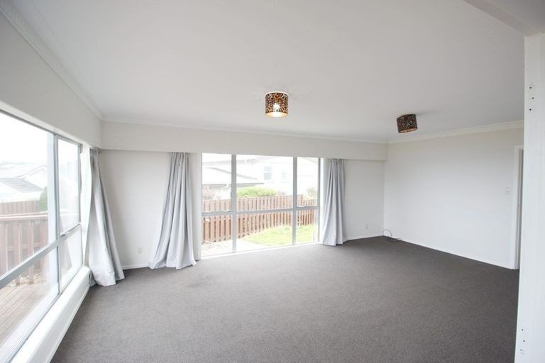 Photo of property in 30 Somes Crescent, Newlands, Wellington, 6037