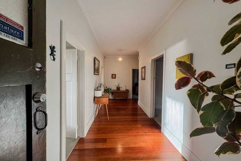 Photo of property in 1 Hungerford Road, Lyall Bay, Wellington, 6022