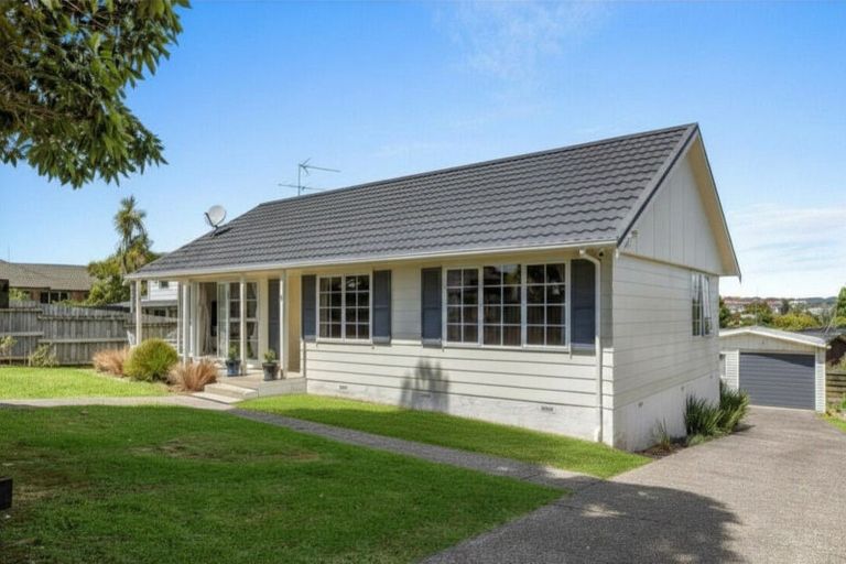 Photo of property in 9 Amorino Drive, Red Beach, 0932