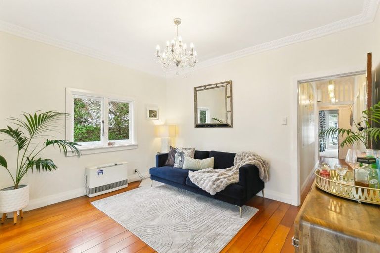 Photo of property in 159 Queens Drive, Lyall Bay, Wellington, 6022