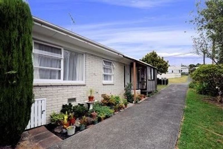 Photo of property in 1/15 Woodall Place, Totara Vale, Auckland, 0627