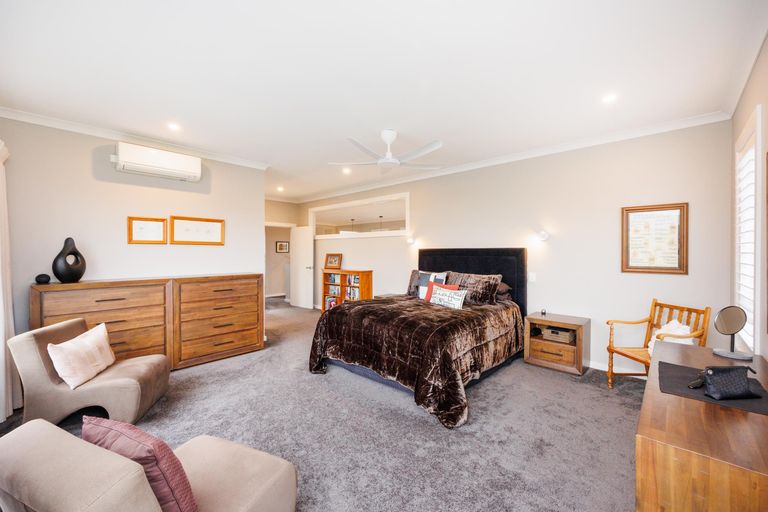 Photo of property in 10 Coutts Way, Fitzherbert, Palmerston North, 4410