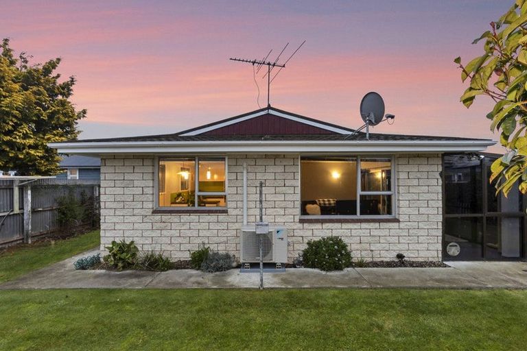 Photo of property in 2/122 Cavendish Road, Casebrook, Christchurch, 8051