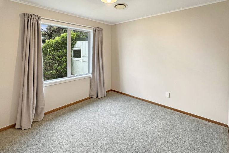 Photo of property in 6 Salford Street, Newlands, Wellington, 6037