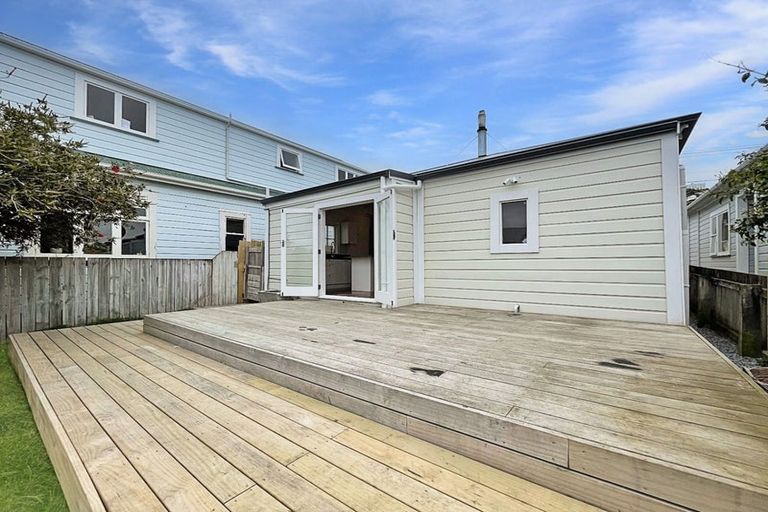 Photo of property in 109 Onepu Road, Lyall Bay, Wellington, 6022