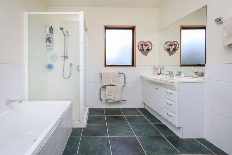 Photo of property in 20 Killygordon Place, Massey, Auckland, 0614